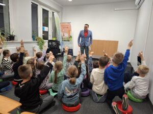 iluzjonista czaruje dla dzieci w bibliotece