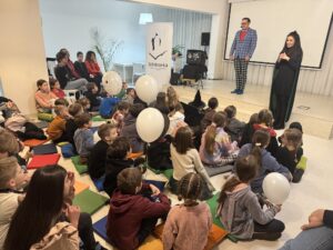 magik dla dzieci podczas wydarzenia w bibliotece
