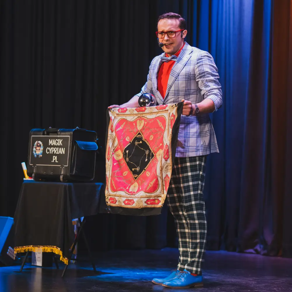magik cyprian w domu kultury na wydarzeniu
