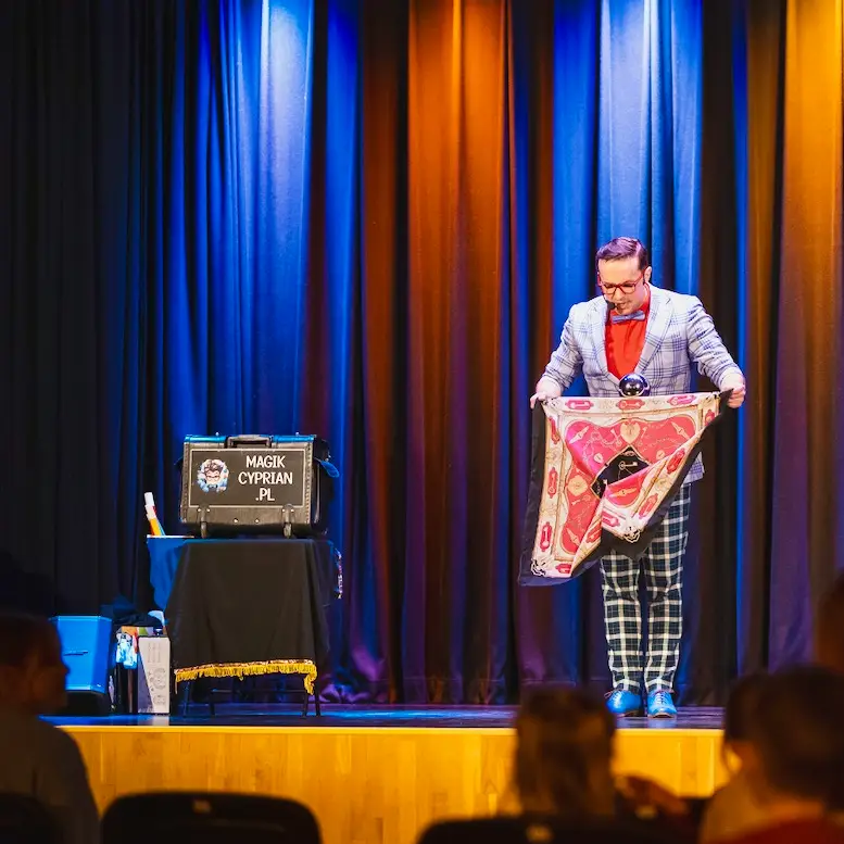 magik cyprian w domu kultury na wydarzeniu