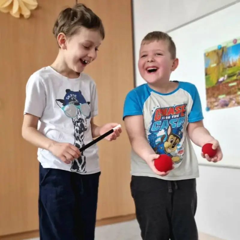 dzieci czarują razem z magikiem