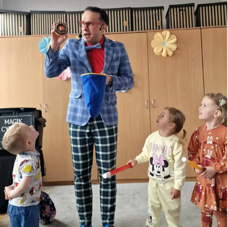 magik dla dzieci wyczarował pączka