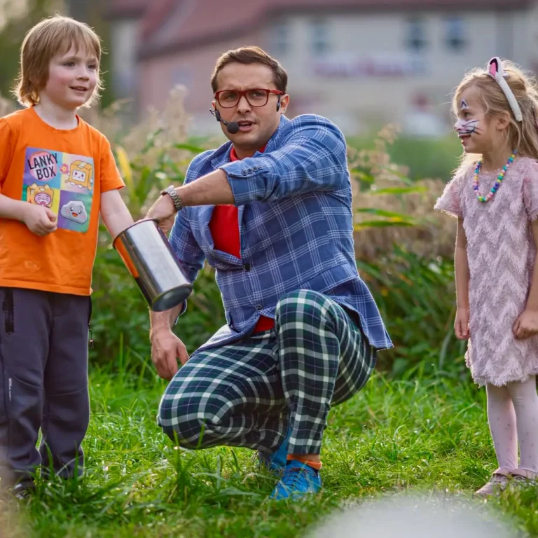 magik cyprian czaruje na wydarzeniu rodzinnym